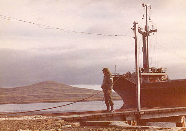 Vista del ARA Isla de los Estados en el muelle de Bah&iacute;a Fox, durante el Conflicto del Atl&aacute;ntico Sur (Isla Gran Malvina) - Fuente: C&eacute;sar Fragni