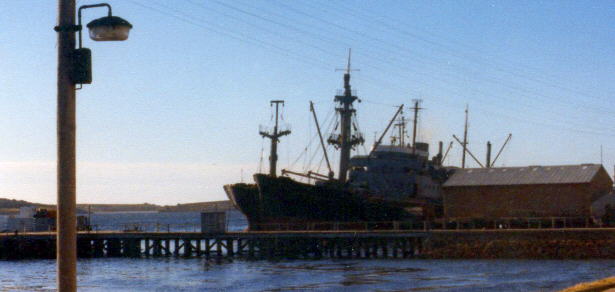 Foto del ARA Isla de los Estados en el muelle principal de Puerto Argentino, durante la Guerra de las Malvinas (Isla Soledad) - Fuente: Vicente Martínez Torrens