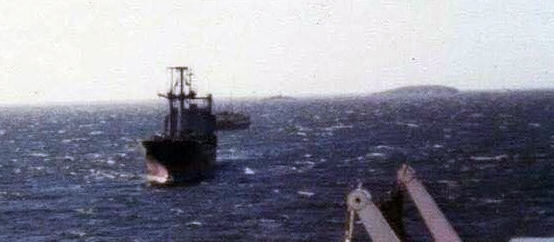 Foto del ARA Isla de los Estados en Puerto Groussac, al noreste de Pto. Argentino, durante la Guerra de las Malvinas - Fuente: Marcia N. Marchesotti