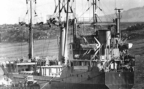 Foto del ARA Isla de los Estados en el muelle este de Puerto Argentino, durante la Guerra de las Malvinas (Isla Soledad) - Fuente: Ricardo Jasson