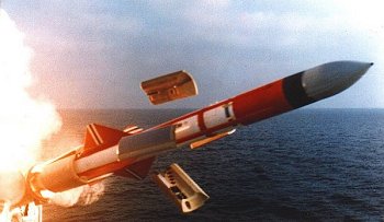 Foto del lanzamiento de un misil Exocet desde un buque - Fuente: Net Marine