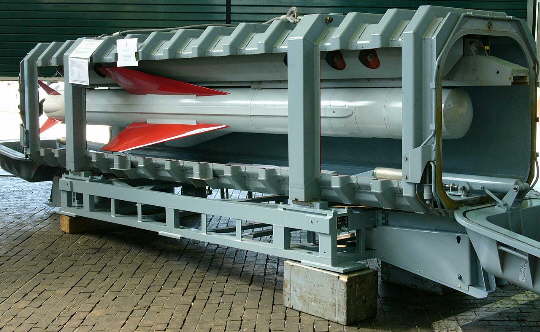 Foto de una unidad contenedor-lanzador de misiles Exocet mar-mar - Fuente: Kartonbau