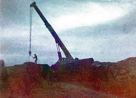 Foto del montaje de un contenedor-lanzador de misiles Exocet MM-38 de la instalaci&oacute;n de tiro berreta (ITB) durante la guerra de 1982 - Fuente: Jorge Sanders
