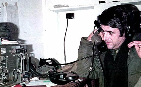 Foto de R&iacute;es Centeno usando el radar Rasit durante la Guerra de las Malvinas (Isla Soledad) - Fuente: Carlos R&iacute;es Centeno