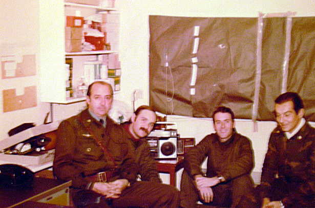 Foto de integrantes del Apostadero Naval Malvinas en el puesto de comando (Isla Soledad) - Fuente: Adolfo Gaffoglio