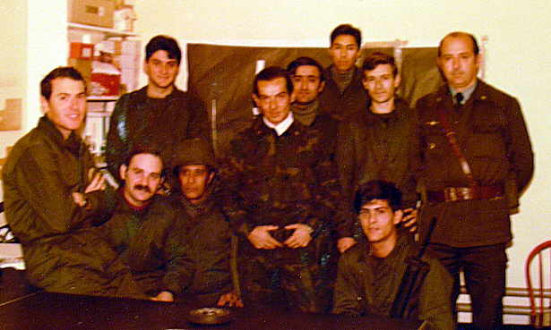 Foto de miembros del Apostadero Naval Malvinas en el puesto de comando, situado junto al Puesto de Socorro (1982) - Fuente: Adolfo Gaffoglio