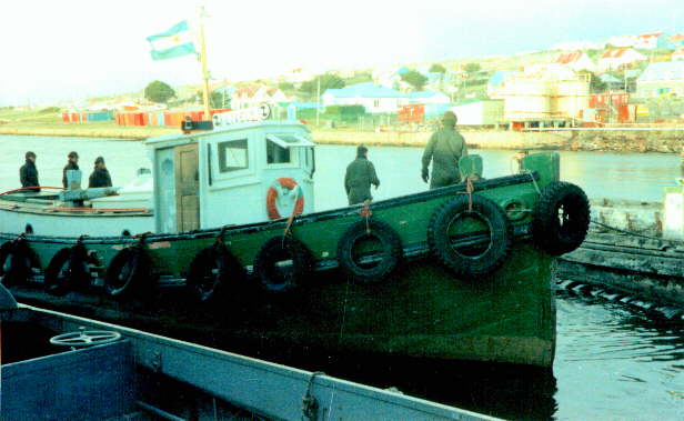 Foto del remolcador Lively en Puerto Argentino (Isla Soledad) - Fuente: Carlos Saturnino Vega