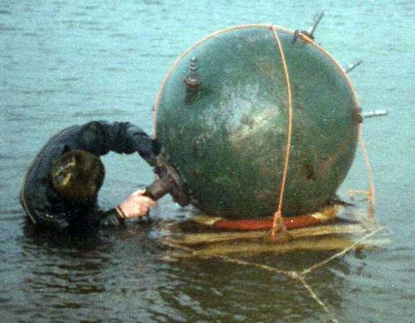 Foto de una mina marina de orinque argentina flotando en aguas costeras de las Malvinas, tras el Conflicto del Atlántico Sur - Fuente: Imperial War Museum
