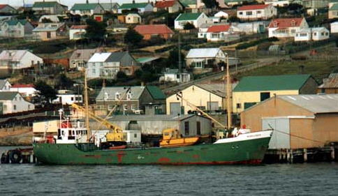 Foto del Monsunen en el muelle del Apostadero Naval Malvinas - Fuente: Jim McLaren