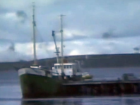 Foto del Monsunen en un muelle de Puerto Argentino, tras el bombardeo al aeropuerto (IMO 5239876) - Fuente: Alfredo Lamela y Marcos Novo