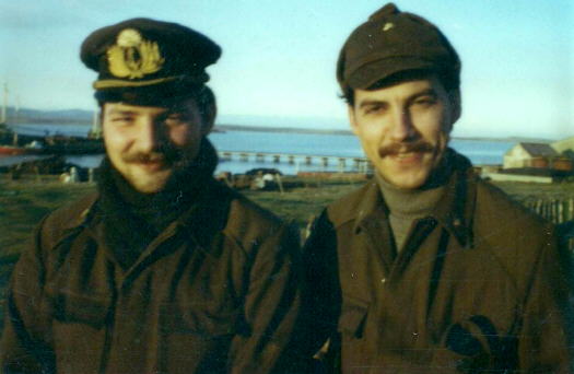 Foto de O. V&aacute;zquez y H. Lehmann en el istmo de Darwin (Isla Soledad) - Fuente:  Oscar G. V&aacute;zquez