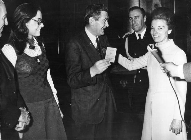 Foto de la entrega del DNI argentino 12045643 al malvinense Mac Leod (Buenos Aires) - Fuente: Archivo General de la Nación