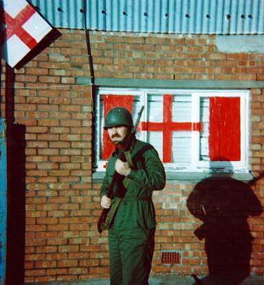 Foto de Roberto Coccia en Puerto Argentino, con su fusil Garand Beretta (Isla Soledad) - Fuente: Roberto J. Coccia
