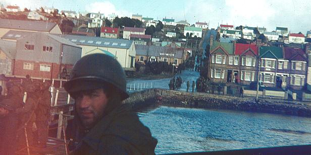 Foto de R. O. Rallo en Puerto Argentino (Isla Soledad) - Fuente: Manuel A. Gauna