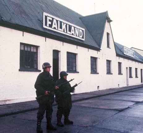 Foto de los integrantes del Apostadero Ramón Romero y Juan Etchecopar, montando guardia en la zona portuaria de Puerto Argentino (Isla Soledad) - Fuente: Nicolás Kasanzew