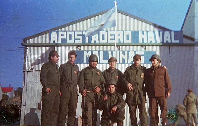 Foto de Leguizamón, Huggenberger, Aguirre, Solís, Romero y otros 2 suboficiales del Apostadero Naval Malvinas - Fuente: Ángel Leguizamón