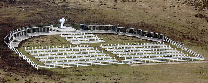 Vista aérea del cementerio de Darwin (Isla Soledad) - Fuente: Comisión de Familiares de Caídos en Malvinas e Islas del Atlántico Sur