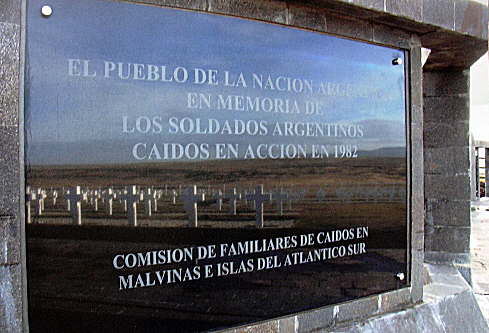 Foto de la placa principal del cementerio de Darwin - Fuente: Comisión de Familiares de Caídos en Malvinas e Islas del Atlántico Sur