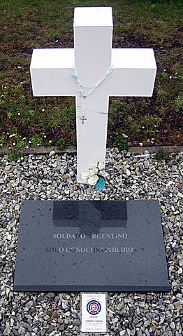Foto de una tumba no identificada del cementerio militar argentino de Darwin (2007) - Fuente: Steve Cocks