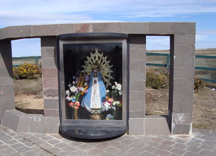 "Virgen de Luján, cuyo manto es bandera, protectora de los caídos argentinos" - Fuente: Comisión de Familiares de Caídos en Malvinas e Islas del Atlántico Sur