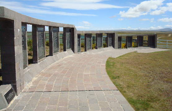 Foto del sector de placas del cementerio de Darwin - Fuente: Claudio Guida