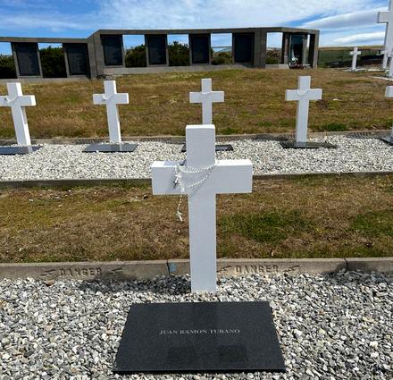 Foto del sepulcro de Juan R. Turano en el cementerio militar argentino de Darwin (Isla Soledad) - Fuente: Alejandro O. Diego
