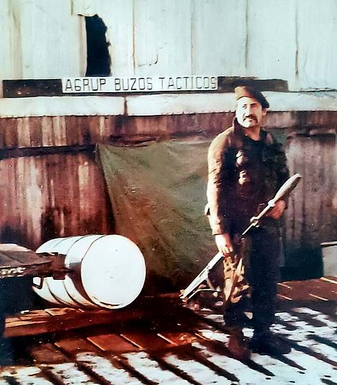 Foto del buzo t&aacute;ctico J. L. V&eacute;liz con una granada montada en su fusil, durante el Conflicto del Atl&aacute;ntico Sur (Islas Malvinas) - Fuente: Agust&iacute;n V&aacute;zquez
