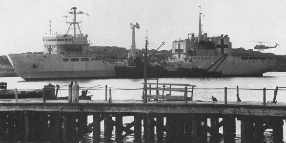 Foto del Yehuín transbordando heridos al buque hospital ARA Bahía Paraíso en la rada de P. Argentino (Junio de 1982) - Fuente: Jorge Muñoz