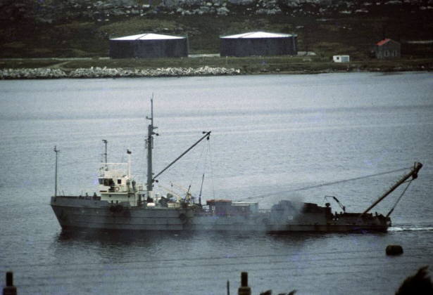 Foto del Yehu&iacute;n navegando en Puerto Argentino (Isla Soledad) - Fuente: Peter Clement