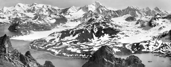 Foto de la cadena San Telmo, el monte Paget y Grytviken - Fuente: Frank Hurley