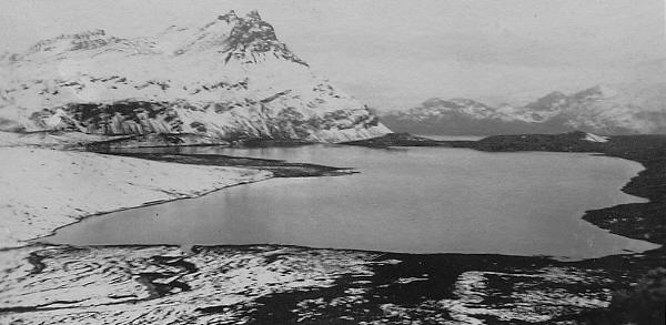 Foto del lago artificial situado al sur de Grytviken (Isla San Pedro) - Fuente: B.C.R.A. - Biblioteca Tornquist