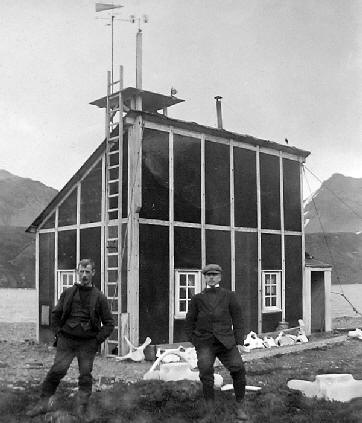 Foto de la estación meteorológica argentina con dos operadores (Georgias del Sur) - Fuente: Dto. Estudios Históricos Navales