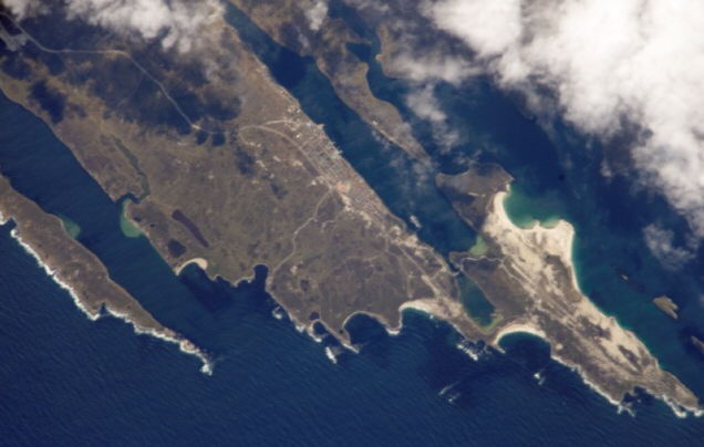 Foto satelital de Puerto Argentino (Islas Malvinas) - Fuente: NASA
