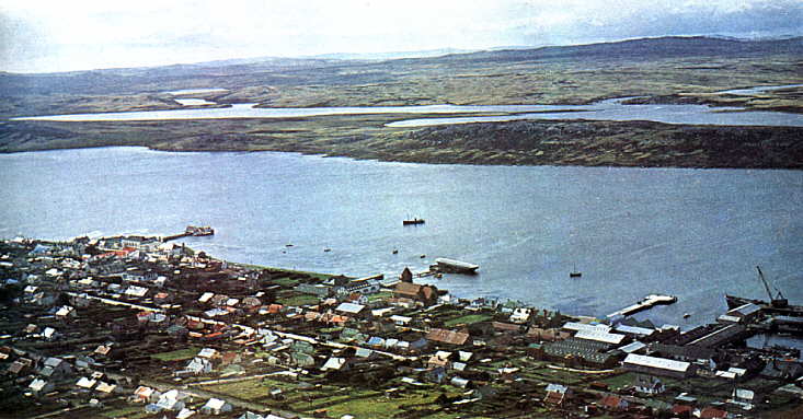 Foto de Puerto Argentino desde el aire (Islas Malvinas) - Fuente: E. Rekos