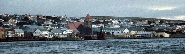 Foto costera de Puerto Argentino - Fuente: Steve Johnson