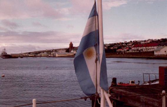 Foto de Puerto Argentino visto desde un guardacostas del Apostadero Naval Malvinas (isla Soledad) - Fuente: Prefectura Naval Argentina