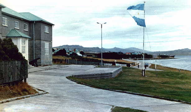 Foto de la Casa de Gobierno (Puerto Argentino) vista desde el este - Fuente: Museo Naval de la Naci&oacute;n