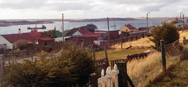 Foto del ARA Isla de los Estados en la rada de Puerto Argentino, durante la guerra (Isla Soledad) - Fuente: Escuadrón VyCA Malvinas