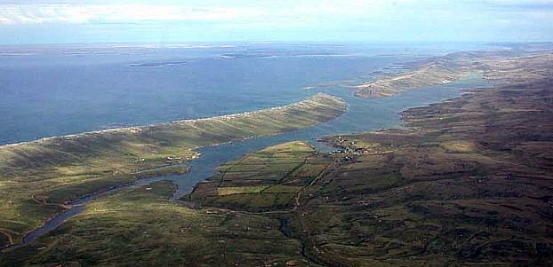 Foto aérea de Puerto Mitre y el estrecho de San Carlos (Isla Gran Malvina) - Fuente: Adrian Rinehart-Balfe