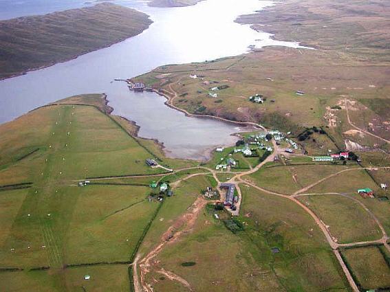 Foto a&eacute;rea de Puerto Mitre (Port Howard) - Fuente: Adrian Rinehart-Balfe