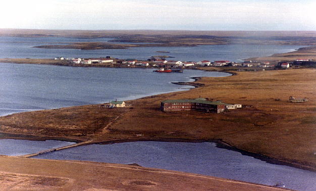 Foto de la Escuela de Darwin, y mas atr&aacute;s, Pradera del Ganso (Isla Soledad) - Fuente: Gaceta Malvinense / Ra&uacute;l A. P&uuml;rzel