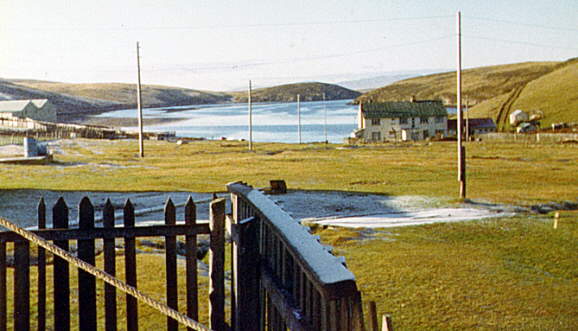 Foto de Puerto San Carlos (Isla Soledad) - Fuente: Gaceta Malvinense