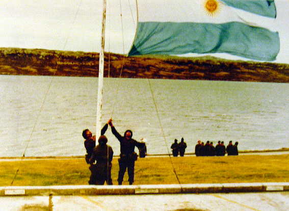 Foto del izamiento de la bandera argentina en la capital - Fuente: Adolfo Gaffoglio