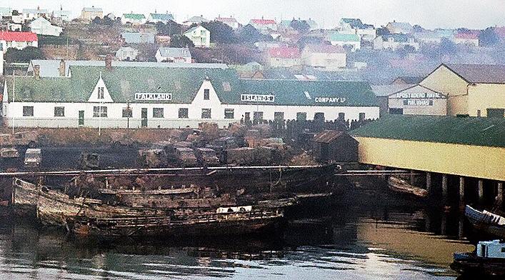 Foto de la zona del muelle este de Puerto Argentino - Fuente: Museo Naval de la Nación