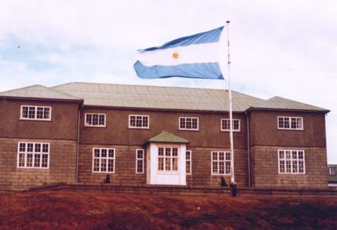 Vista desde la costanera de la Secretar&iacute;a de la Gobernaci&oacute;n, donde tambi&eacute;n estaban la Aduana y el Banco - Fuente: Daniel Marchi