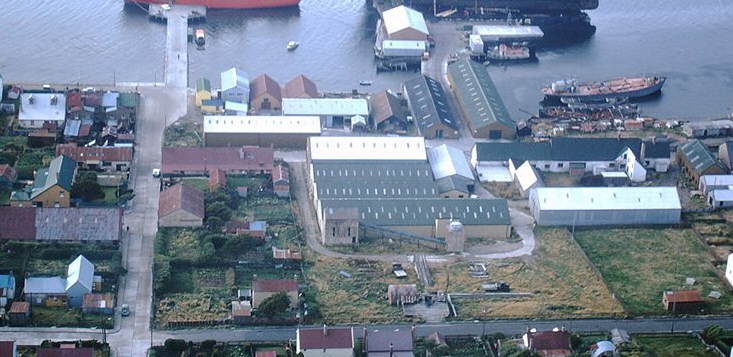 Foto a&eacute;rea de la zona del muelle este de Puerto Argentino (Isla Soledad) - Fuente: Alfredo Lo Balbo