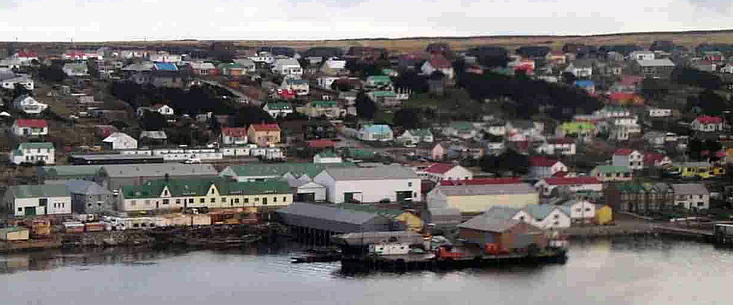 Foto aérea de la zona del muelle este de Puerto Argentino (Islas Malvinas) - Fuente: John S. Nicol