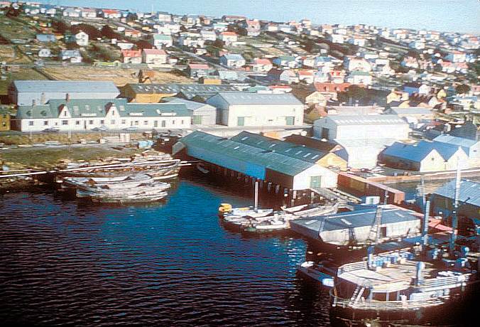Panorama del muelle este de Puerto Argentino en 1982 (Isla Soledad) - Fuente: Jos&eacute; Luis Calvo