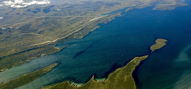 Foto aérea de las islas Cisne, el estrecho de San Carlos y Puerto Mitre - Fuente: Gabriel Hakel