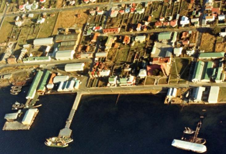 Foto a&eacute;rea de la zona portuaria de Puerto Argentino (Islas Malvinas) - Fuente: Gabriel Fioni